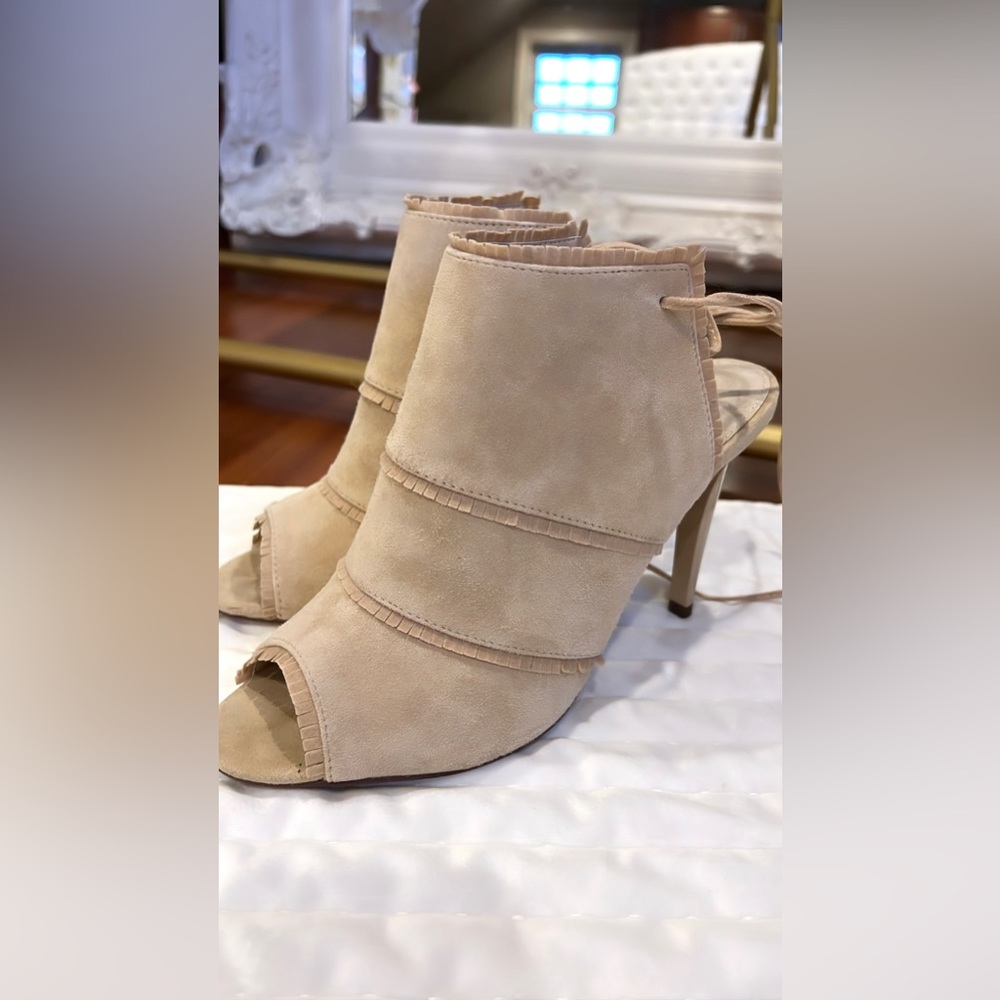 Town Shoes Cream/Tan Heels